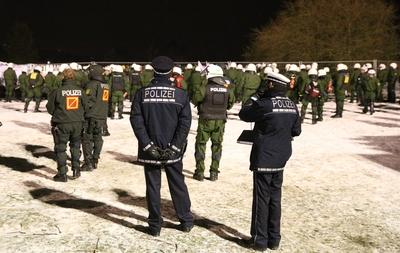 Bildnummer: 59262917  Datum: 23.02.2013  Copyright: imago/StockhoffGEDENKVERANSTALTUNG ZUM BOMBENANGRIFF 1945, 23.02.2013, PFORZHEIM - Verschiedene Polizeieinsatzkr?fte bewachen den Kessel, in dem mehrere Hundert linke Demonstranten festgehalten werden. Sie demonstrieren gegen die Mahnwache der n, die zur gleichen Zeit wenige hundert Meter entfernt stattfindet. Politik Gesellschaft GER Bombenangriff Gedenken Zweiter 2. Weltkrieg WK II xmk x1x 2013 quer Gedenkfeier Linksradikale  Demonstration 59262917 Date 23 02 2013 Copyright Imago  Remembrance ceremony to Bomb attack 1945 23 02 2013 Pforzheim Different  guard the Boilers in the several Hundred Left Demonstrators detained will Them demonstrate against the Vigil the n the to same Time few Hundred Metres removed place politics Society ger Bomb attack Remembrance Second 2 World War II WK II xmk x1x 2013 horizontal Memorial leftist Demonstration-stock-foto