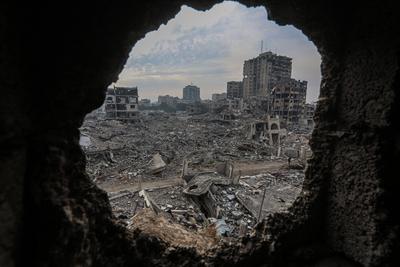 Internally Palestinians walk along a street among the rubble of destroyed buildings amid a ceasefire between Israel and Hamas, in Gaza City-stock-foto