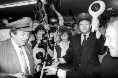Wiederer?ffnung der U Bahnlinie 8 in Berlin Im Zuge der Wiedervereinigung k?nnen auch die in Ost B-stock-foto