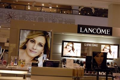 Bildnummer: 54921309  Datum: 17.02.2011  Copyright: imago/Dean PicturesDENMARK / COPENHAGEN . American film actress Julia Roberts model for Lancome 17 Feb. 2011 PUBLICATIONxNOTxINxDEN Wirtschaft kbdig xmk 2011 quer copenhagen denmark stock danmark polictis news lancome stand american united states parfume parfum french apris illum julie roberts business commerce economy o0 Werbung, Reklame, Werbegesicht, Werbefigur EinzelhandelBildnummer 54921309 Date 17 02 2011 Copyright Imago Dean Pictures Denmark Copenhagen American Film actress Juliet Roberts Model for Lancome 17 Feb 2011 PUBLICATIONxNOTxINxDEN Economy Kbdig xmk 2011 horizontal Copenhagen Denmark Stick Danmark  News Lancome stand American United States Parfume Perfume French apris Illum Julie Roberts Business Commerce Economy o0 Advertising Advertisment  Advertising figure Retail-stock-photo