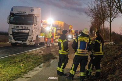 03.02.2025: Auf der Bundesstra?e B109 in Fahrrichtung Pasewalk kippte ein polnischer LKW, der Weizen geladen hatte, um,-stock-photo