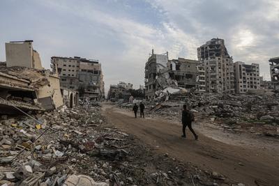 Internally Palestinians walk along a street among the rubble of destroyed buildings amid a ceasefire between Israel and Hamas, in Gaza City-stock-foto