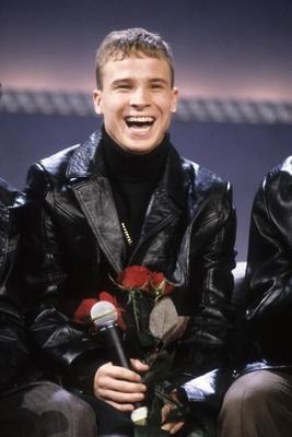 Bildnummer: 56833260  Datum: 01.10.1996  Copyright: imago/teutopress Backstreet Boys - Brian Littrell - 10/96 pp Musik Pop Band USA Gesang Mann blond leger Lederjacke Pullover schwarz sitzend Blume Rose Mikrophon haltend lachend halb hoch People H xcb x0x 1996 hoch  56833260 Date 01 10 1996 Copyright Imago  Back Street Boys Brian Littrell 10 96 PP Music Pop Tie USA Singing Man blond casual Leather jacket Sweater Black seated Flower Rose Microphone holding laughing half vertical Celebrities H  x0x 1996 vertical-stock-foto