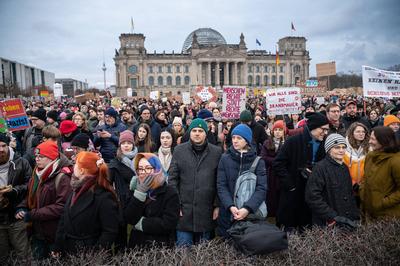 Berlin, Deutschland, Zehntausende protestieren vor dem Reichstag fuer den Erhalt der Brandmauer-stock-photo