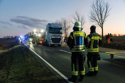 03.02.2025: Auf der Bundesstra?e B109 in Fahrrichtung Pasewalk kippte ein polnischer LKW, der Weizen geladen hatte, um,-stock-photo