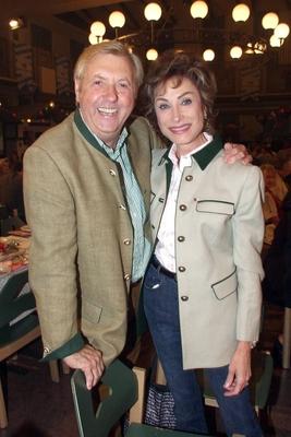 Bildnummer: 50294833  Datum: 11.09.2003  Copyright: imago/LindenthalerModerator Karl Moik (AUT) und TV-?rztin Dr. Antje-Katrin K?hnemann (GER) anl?sslich des traditionellen -Derblecken- in M?nchen , Personen , optimistisch , Harmonie; 2003, M?nchen, Derbleckn, Parties, Moderatoren, Fernsehmoderator, Fernsehmoderatoren, TV, Fernsehen, Musiker, S?nger, Volksmusik, Schlager, ?rzte, Moderatorin, Fernsehmoderatorin, l?cheln, l?chelnd, l?chelt, lachen, lachend, lacht; , hoch, Kbdig, Gruppenbild, close, Musik, Kunst, Deutschland, Randbild, People-stock-foto