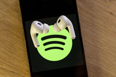 26.10.2023, Musikstreaming mit Spotify auf dem iPhone von Apple. Bei Spotify kann man sich Online Lieder anh?ren, auch u-stock-foto