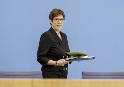 Bundesverteidigungsministerin Annegret Kramp-Karrenbauer, und Parteivorsitzende der CDU, in der Bundespressekonferenz.-stock-foto