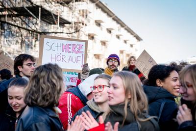 CDU Kanzlerkandidat Freidrich Merz besucht der Uniklinik Koeln-stock-foto