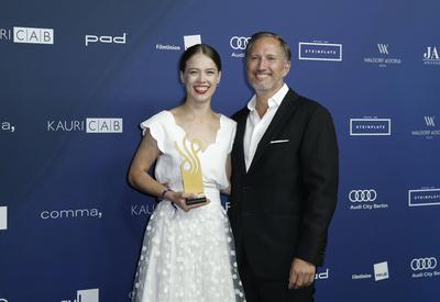Preistr?gerin in Kategorie Beste Weibliche Hauptrolle- Paula Beer mit Laudator Benno F?rmann / Verleihung 7. DEUTSCHER S-stock-foto
