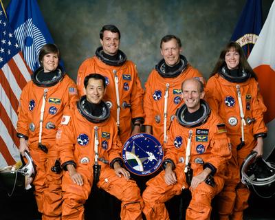 STS099-S-002 (June 1999) --- An international crew assigned to STS-99 takes a break from training to pose for the tradit-stock-foto