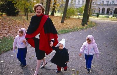 von Thurn und Taxis F?rstin Gloria von Thurn und Taxis beim Herbstspaziergang mit den Kindern Maria Theresia, Elisabeth-stock-foto