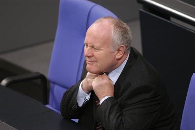 Prof. Dr. Georg Milbradt (Deutschland/CDU/Ministerpr?sident Sachsen) w?hrend der Schlussabstimmungen der Vermittlungser-stock-foto