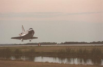 KENNEDY SPACE CENTER, Fla. -- Just after sundown, Space Shuttle Endeavour approaches touchdown on KSC s Shuttle Landing-stock-foto