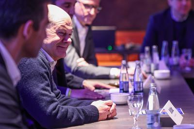 Bundeskanzler Olaf Scholz besucht die Veltins Arena-stock-photo