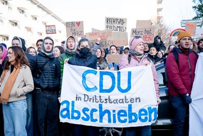 CDU Kanzlerkandidat Freidrich Merz besucht der Uniklinik Koeln-stock-foto