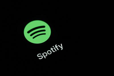 Die Applikation-App des Schwedischen Audio-Streaming- und Mediendienstanbieters Spotify ist auf dem Display eines iPhone-stock-foto