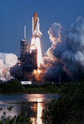 KENNEDY SPACE CENTER, Fla. -- The water below Launch Pad 39A reflects the perfect launch of Space Shuttle Endeavour on m-stock-foto