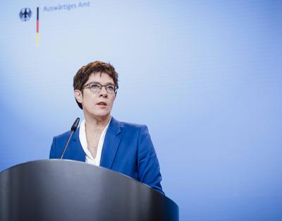 Bundesaussenminister Heiko Maas, SPD, und Annegret Kramp-Karrenbauer, Bundesministerin der Verteidigung und Parteivorsi-stock-foto