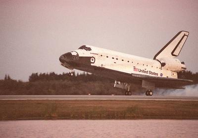 KENNEDY SPACE CENTER, FLA. -- In the waning light after sundown, Space Shuttle Endeavour touches down on KSC s Shuttle L-stock-foto