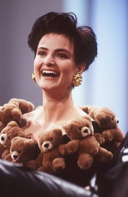 Gr?fin Gloria von Thurn und Taxis in Wetten, da?...? (ZDF) 03/89 ru TV Fernsehen Show Studio Dekoration Kulisse sitzend-stock-foto