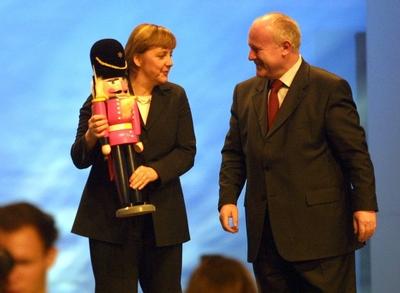 Angela Merkel (Bundesvorsitzende CDU) hat von Prof. Georg Milbradt (Ministerpr?sident Sachsen/beide GER/CDU) einen Nuss-stock-foto