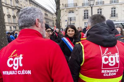 Renault Workers Hold Protest Against Lay-Offs-stock-foto