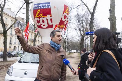 Renault Workers Hold Protest Against Lay-Offs-stock-foto