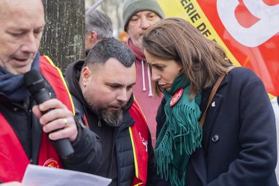 Renault Workers Hold Protest Against Lay-Offs-stock-foto