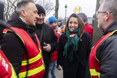 Renault Workers Hold Protest Against Lay-Offs-stock-foto