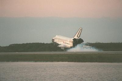 KENNEDY SPACE CENTER, FLA. -- Space Shuttle Endeavour stirs up dust as its wheels touch down on KSC s Shuttle Landing Fa-stock-foto