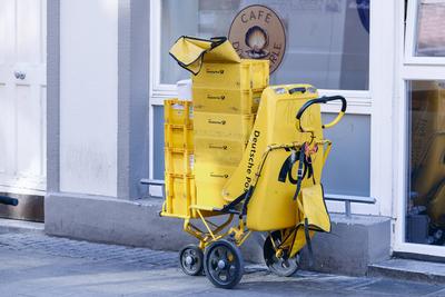 D?sseldorf 12.09.2024 Deutsche Post DHL Brief Briefe Briefzustellung Zusteller Briefpost Posthorn Postbote Postzusteller-stock-foto