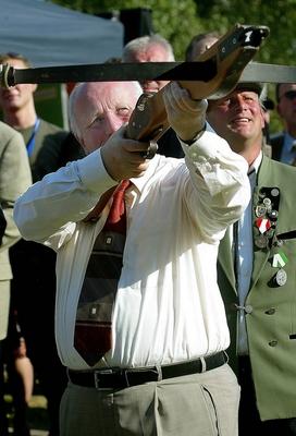Georg Milbradt (GER/CDU/Ministerpr?sident Sachsen) versucht sich im Armbrustschie?en w?hrend des TAGES DER SACHSEN in D-stock-foto