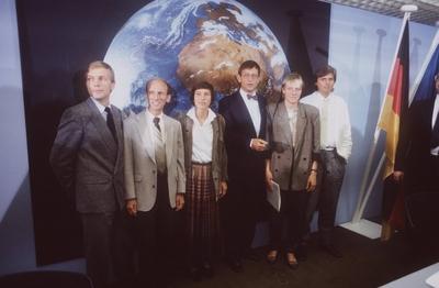 Bildnummer: 56674643  Datum: 01.08.1987  Copyright: imago/teutopressv.l.: H. W. Schlegel, G. Thiele, R. L. Br?mmer, H. Riesenhuber, H. Walpot, U. Walter 08/87 ru Forschungsminister Politiker Politik Partei CDU Minister Ministerium Forschung kurzhaarig stehend vor Wand mit Bild Foto Motiv Erde aus dem Weltraum Weltall All gesehen Erdkugel ganz quer l?chelnd posierend PK Pressekonferenz Fahne Flagge deutsche Deutschland Vorstellung der Astronauten und Astronautinnen f?r die D2-Mission 1990 Hans Wilhelm Schlegel Dr. Gerhard Thiele Renate Luise Br?mmer Dr. Heinz Riesenhuber Dr. Heike Walpot Dr. Ulrich Walter People 02 xmk x0x 1987 quer  56674643 Date 01 08 1987 Copyright Imago teutopress V l H w Schlegel G Thiele r l Br?mmer H Riesenhuber H Walpot U Walter 08 87 RU Research ministers Politicians politics Party CDU Ministers Ministry Research short standing before Wall with Picture Photo Motif Earth out the Space Space All seen Globe whole horizontal smiling posing press conference Press conference Flag Flag German Germany presentation the Astronauts and Astronaut inside for the D2 Mission 1990 Hans Wilhelm Schlegel Dr Gerhard Thiele Renate Luise Br?mmer Dr Heinz Riesenhuber Dr Heike Walpot Dr Ulrich Walter Celebrities 02 xmk x0x 1987 horizontal-stock-photo