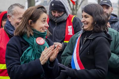 Renault Workers Hold Protest Against Lay-Offs-stock-foto