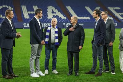 Bundeskanzler Olaf Scholz besucht die Veltins Arena-stock-photo