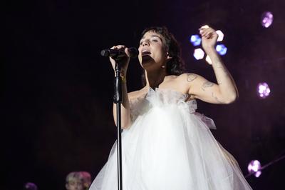 Marie Kobylka von Cosby live beim Benefiz-Livestream-Konzert All Hands on Deck 2023 in der Mercedes Benz Arena. Berlin,-stock-foto