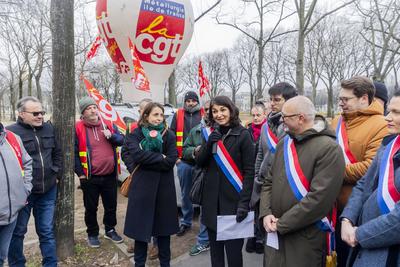 Renault Workers Hold Protest Against Lay-Offs-stock-foto