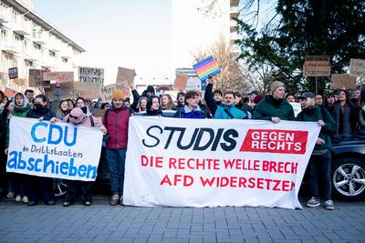 CDU Kanzlerkandidat Freidrich Merz besucht der Uniklinik Koeln-stock-foto