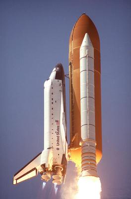 KENNEDY SPACE CENTER, FLA. -- A clear blue sky is the perfect setting behind Space Shuttle Endeavour as it hurtles into-stock-foto
