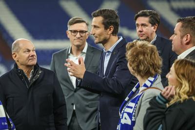 Bundeskanzler Olaf Scholz besucht die Veltins Arena-stock-photo