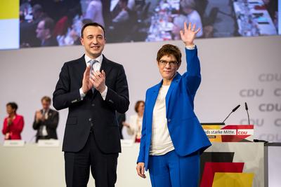 News Bilder des Tages Annegret Kramp-Karrenbauer nach ihrer Rede mit Paul Ziemiak - 32. Parteitag der CDU in Leipzig am-stock-photo