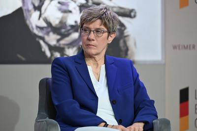 Annegret Kramp-Karrenbauer (CDU), Bundesverteidigungsministerin a. D. Einzelbild,angeschnittenes Einzelmotiv,Portraet,Po-stock-foto