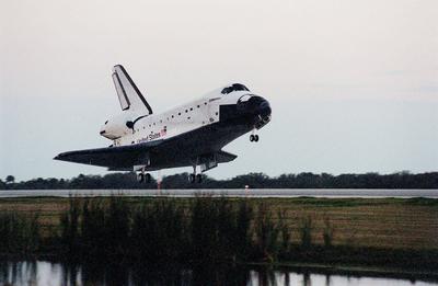KENNEDY SPACE CENTER, Fla. -- Just after sundown, Space Shuttle Endeavour approaches touchdown on KSC s Shuttle Landing-stock-foto
