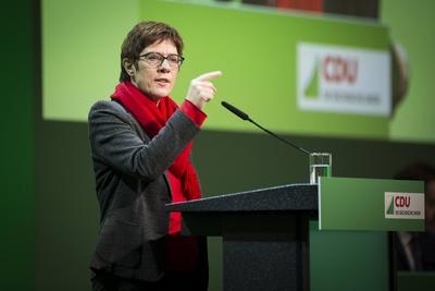 Annegret Kramp Karrenbauer CDU Generalsekretaerin und Kandidatin fuer den CDU Parteivorsitz spric-stock-foto