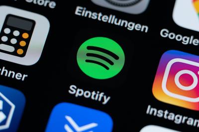 Die Applikation App Spotify ist auf dem Display eines iPhone SE zu sehen. Villingen-Schwenningen Baden-W?rttemberg Deuts-stock-foto