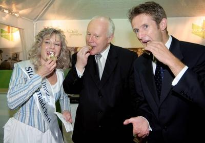 Bildnummer: 52139035  Datum: 03.10.2007  Copyright: imago/Karen OatesMinisterpr?sident Georg Milbradt (Mitte, GER/CDU/Sachsen) mit Jens Wei?flog (GER) und dem Dresdner Stollenm?dchen Mandy Irmscher (GER) anl?sslich eines Empfangs zum Tag der Deutschen Einheit, Personen , optimistisch; 2007, Tokio, Tag der Deutschen Einheit, Empfang, Empf?nge, Politiker, Landesregierung; , quer, Kbdig, Gruppenbild, close, Landespolitik, Politik, Japan, Randbild, People o0 Pressetermin-stock-foto