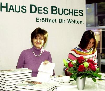 Gloria F?rstin von Thurn und Taxis (li.) und Alessandra Principessa Borghese (beide GER) signieren ihr Buch UNSERE UMGA-stock-foto