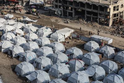 Newly erected tents are spread in Al-Shujiyya neighbourhood in Gaza City-stock-foto