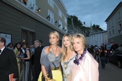 2010 - F?rstin Gloria von Thurn und Taxis, T?chter; Salzburger Festspiele, Auffahrt, Premiere Elektra-stock-photo